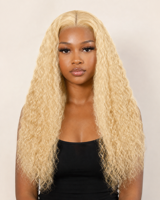Perruque Bouclée Longue · Blond Clair portée, vue de face