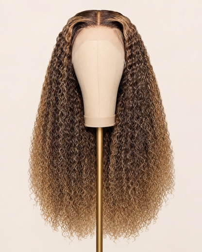 Perruque Bouclée Longue · Ombré Caramel présentée seule sur support