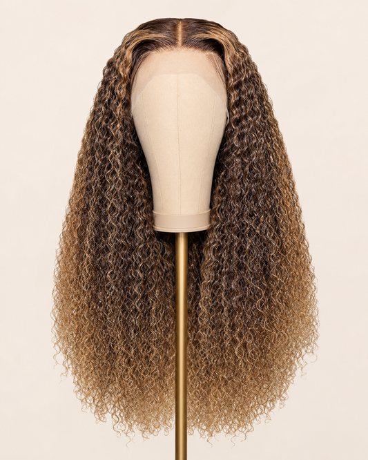 Perruque Bouclée Longue · Ombré Caramel présentée seule sur support