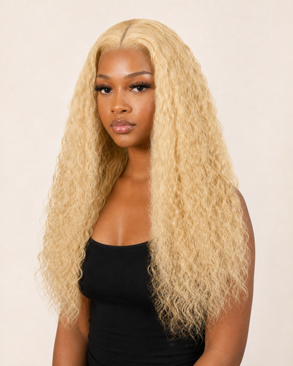 Perruque bouclée longue Blond Clair portée en vue trois-quarts