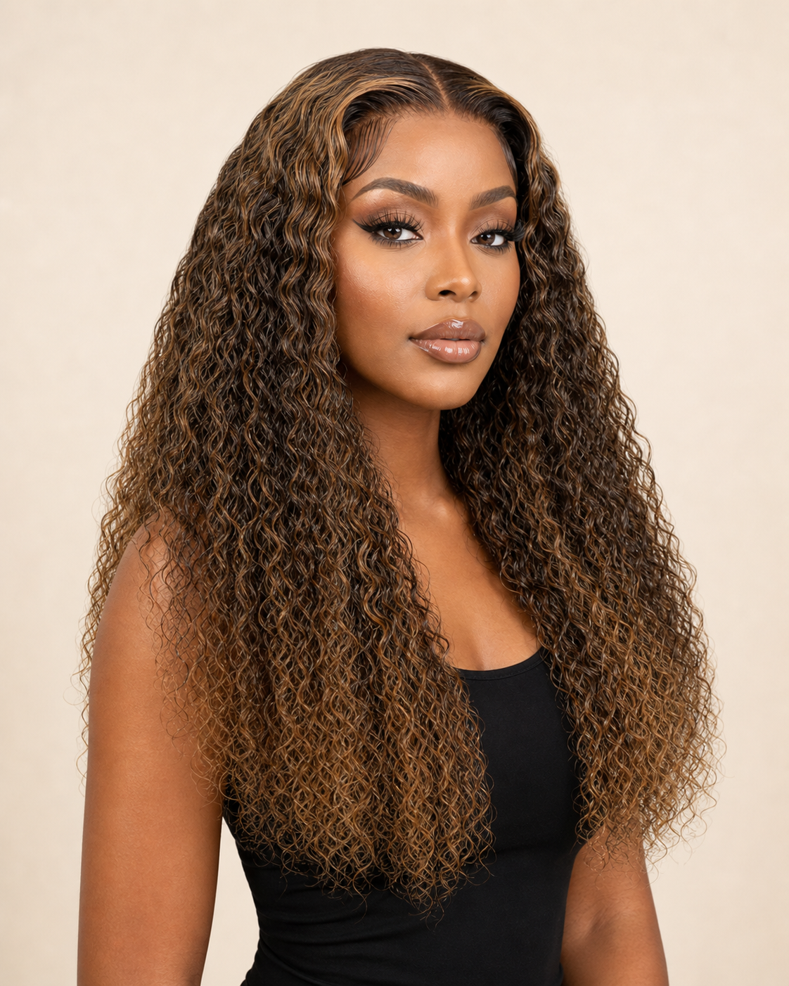 Perruque bouclée longue Ombré Caramel portée en vue trois-quarts